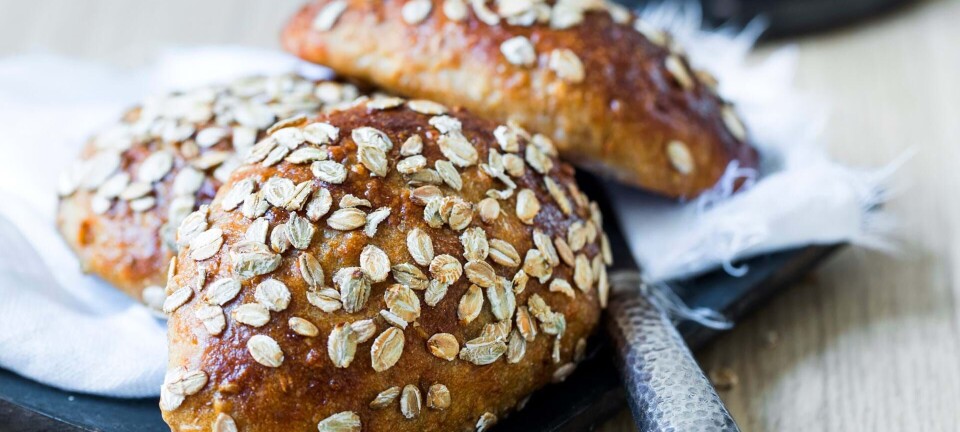 Saftige surdejsboller med kerner