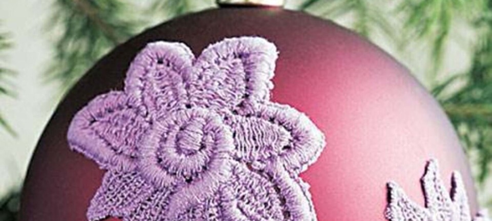 Flot julekugle med blonder og blomster