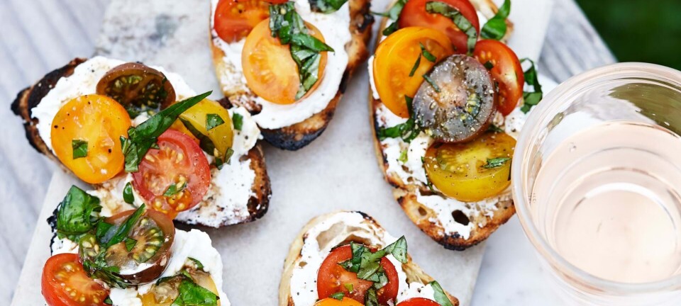 Nem mad på grillen: Sprøde crostini med tomat og ricotta