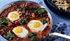 Sådan laver du shakshuka med bønner og spinat