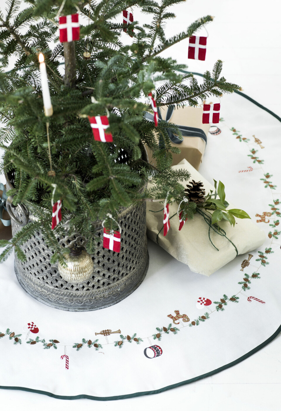Broderet juletræstæppe fra designserie 'Nordic Way of Celebration'.