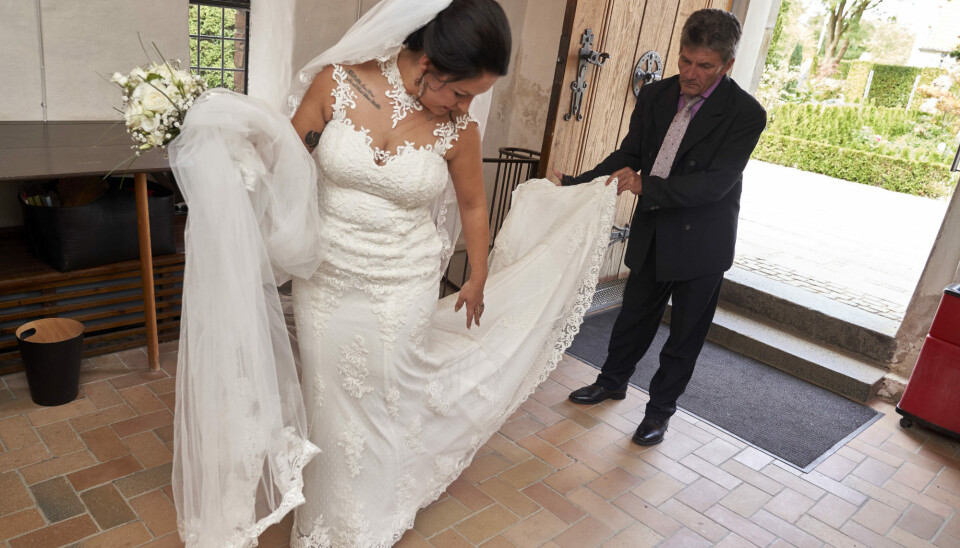 Sandras far førte hende op ad kirkegulvet. (Foto: Janus Nielsen)