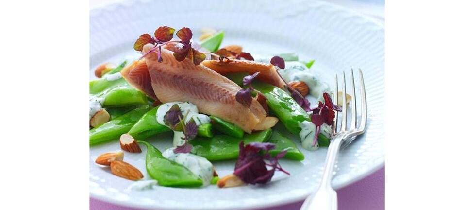 Opskrift: Ørredfilet med salat, grønne bønner og mandler