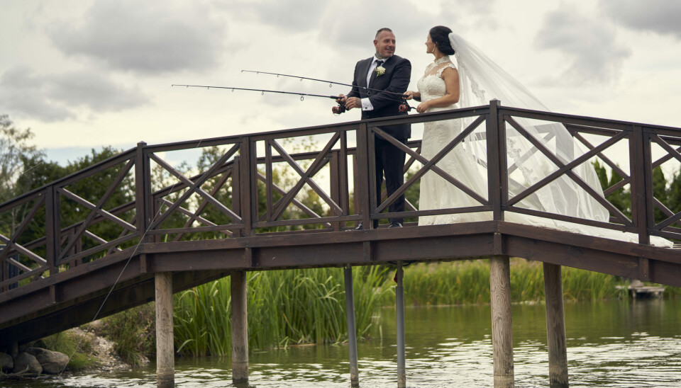 Martin og Sandra valgte at få taget bryllupsbilleder ved Poppelsøen, hvor de fisker sammen. (Foto: Janus Nielsen)