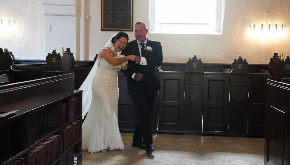 Der var plads til sjov og grin, da Sandra og Martin gik ud af kirken. (Foto: Janus Nielsen)