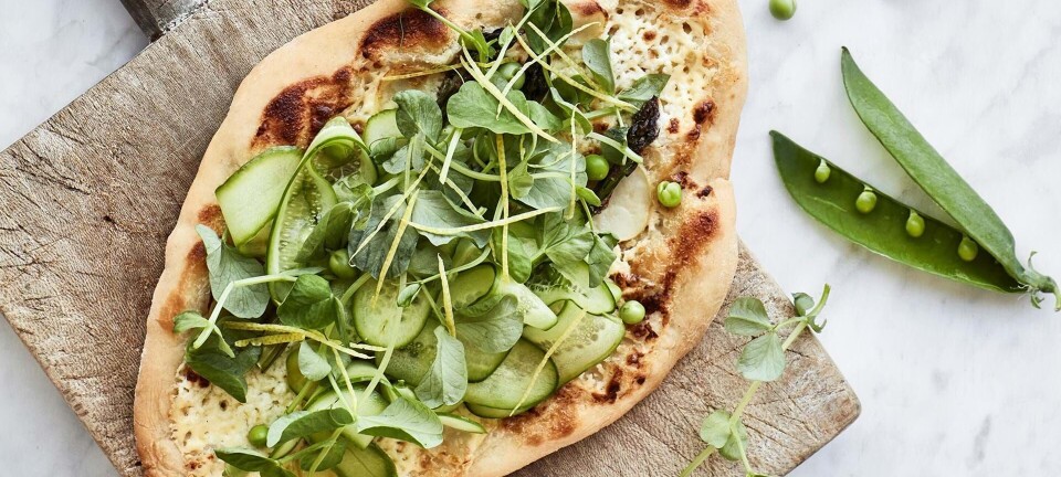 Pizza på grill: Sprød kartoffelpizza med asparges og gedeost