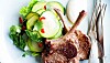 Grillede lammekoteletter med squashsalat og yoghurtdip