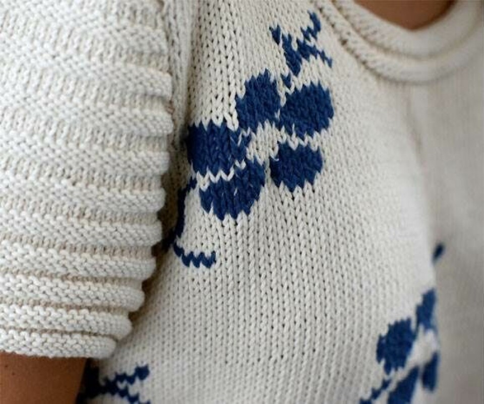 Top med blå blomster strikkeopskrift