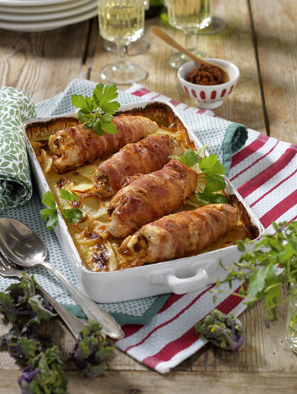 Kylling i fad: Nem pesto-kylling på flødekartofler