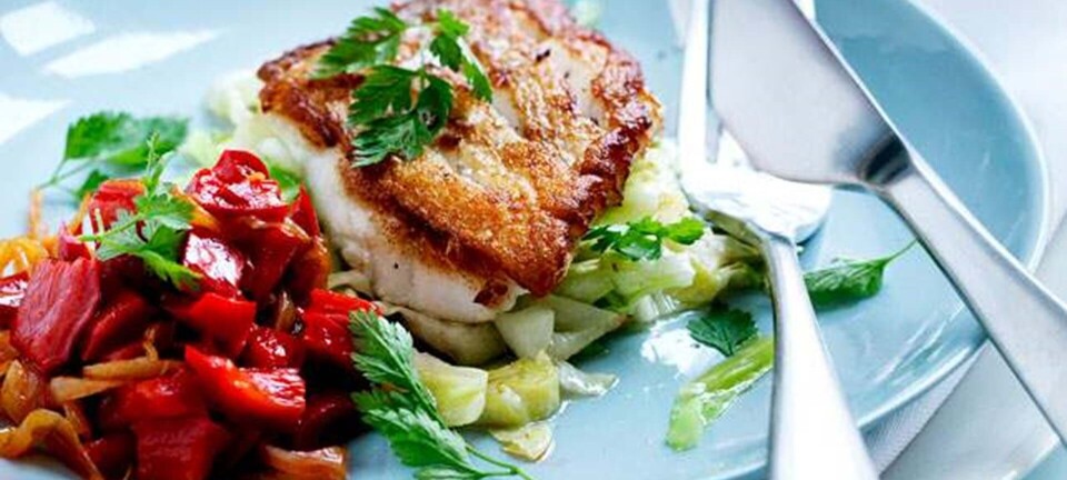 Grillet fisk med spidskål og peberfrugtkompot