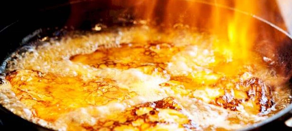 Suzettesauce med flamberede pandekager og vaniljeis-creme