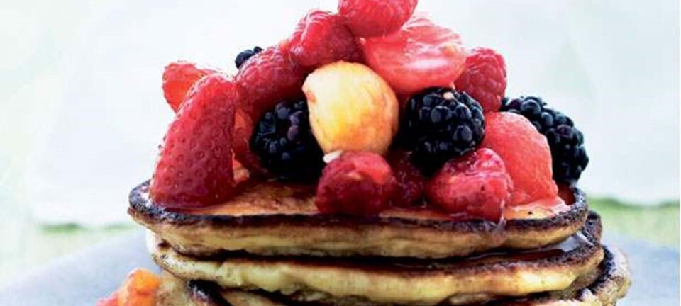 Amerikanske pandekager med frugtsalat