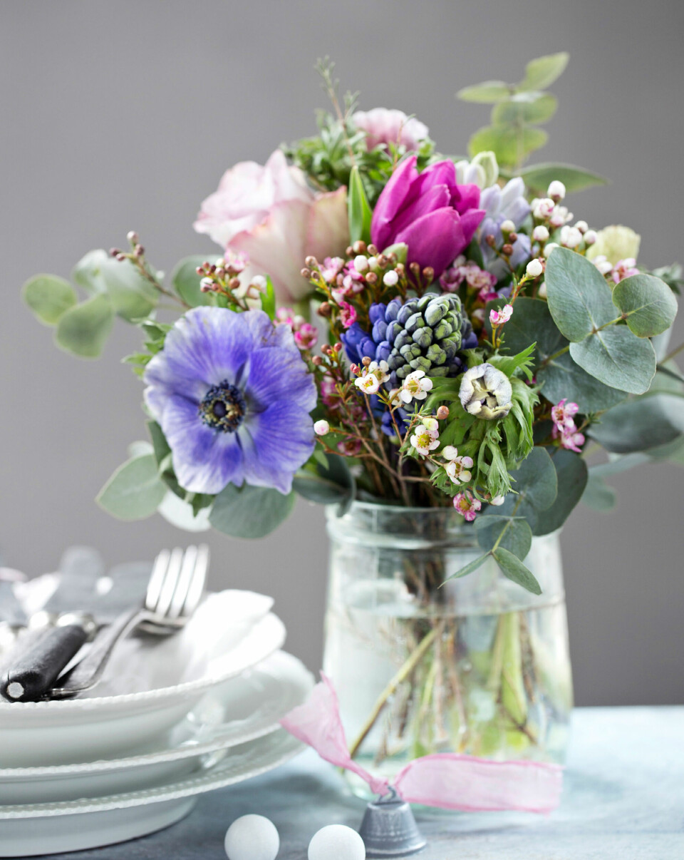 Hyacinter, roser og franske anemoner hører til blandt julens dejligste blomster sammen med myrtekop og pragtfulde eukalyptusgrene.