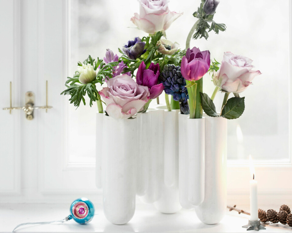 Der findes sjove vaser, der består af en masse små huller med plads til en blomst i hvert hul.