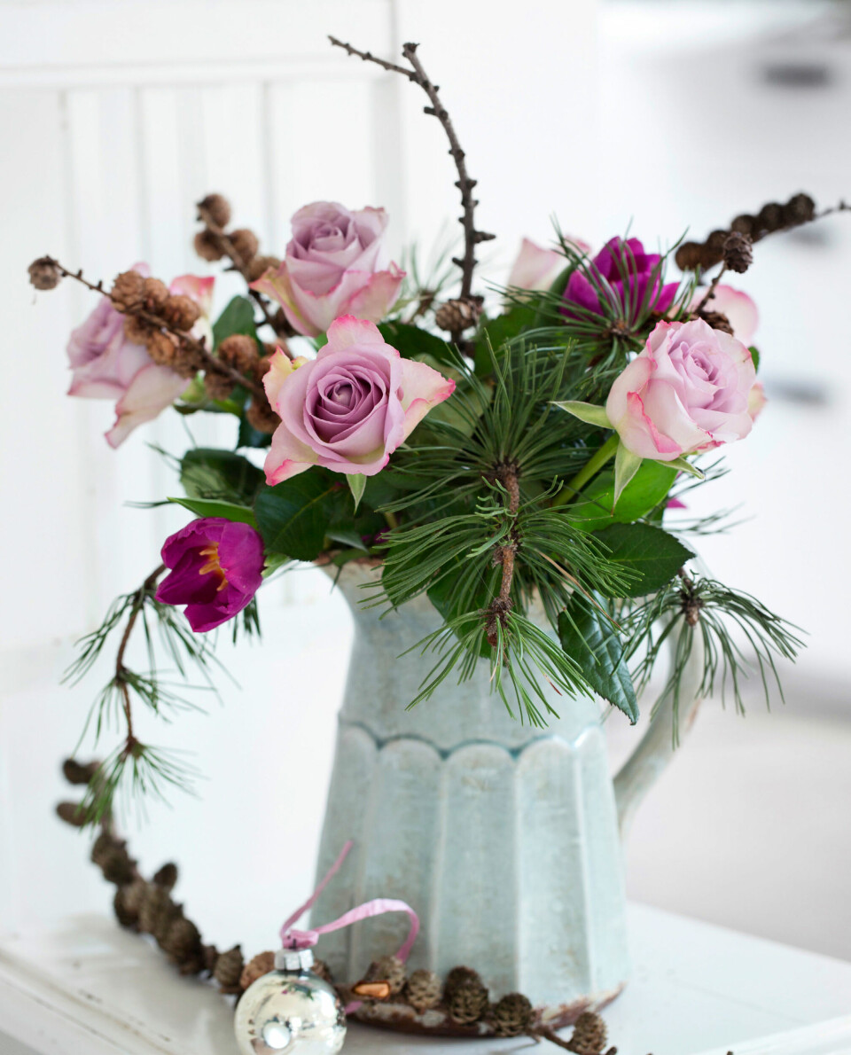 Du kan finde mange dekorative grene i haven, som gør sig godt i buketter, for eksempel fyrre- og lærkegrene med yndige små kogler.