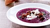 Rødbedesuppe med peberrod og bacon