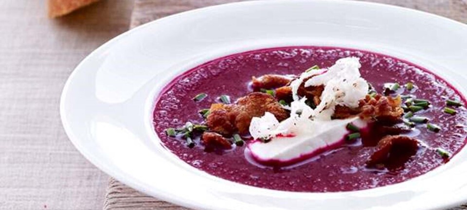 Rødbedesuppe med peberrod og bacon