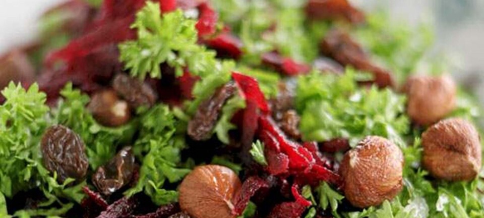 Nye rødbeder med rosiner, hasselnøder og persille