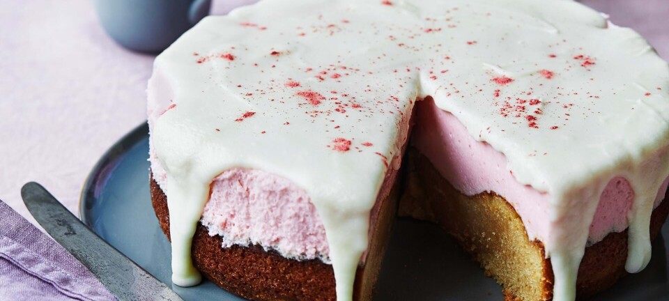 Hvid chokoladekage med hindbærmoussé