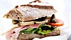 Sandwich med senneps-spread, sprød salat, skinke og ost