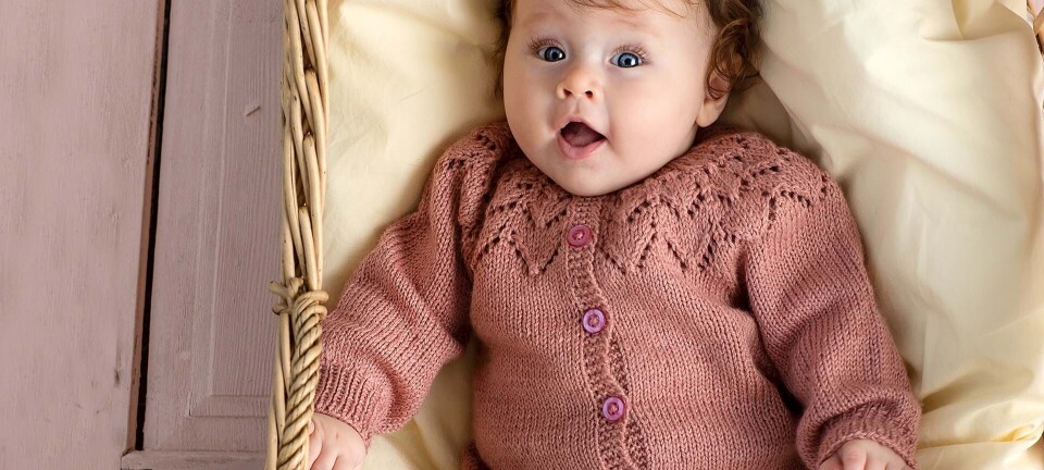 Lun cardigan med bølgemønster til baby