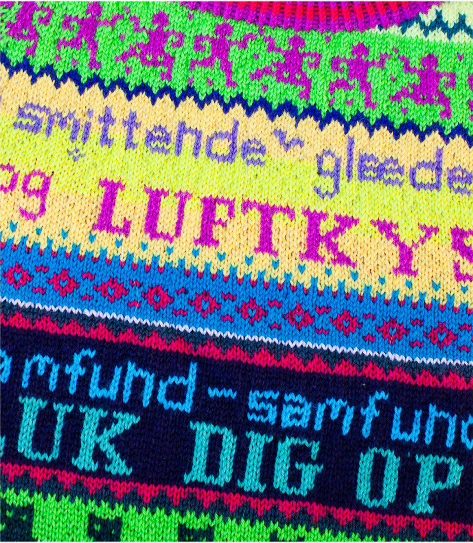 At der skulle stå luftkys, smittende livsglæde og samfund-samfund luk dig! op med hønsestrik, var det eneste, der lå fast, da Mikkeline inviterede tre medsøstre til at strikke på fællesskabssweateren. Ellers har alle haft frie hænder