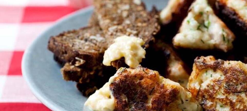 Laksedeller med citron, peberrodsremoulade og smørristet brød