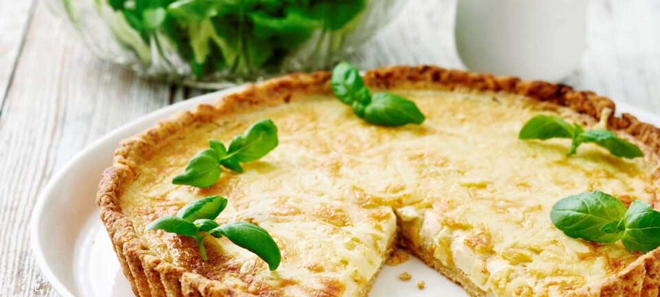 Ostetærte og salat med grønne asparges