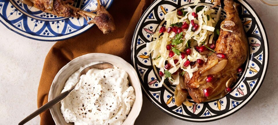 Krydrede kyllingelår med fetadip og kålsalat