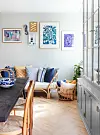 For enden af spisebordet står en hyggelig daybed fra Petite Legarth, hvor også libertypuderne er fra. Billederne er fra venstre fra @curated_copenhagen, søhest i keramik fra @_setaku_, unikaværk i karry og rosa af Mathias Malling Mortensen, unikaværk i pasteller fundet på auktion hos Bruun Rasmussen, tryk af Kristine Hellesøe Appel fra Finders Keepers og papirklip i ramme fra Hein Studio.