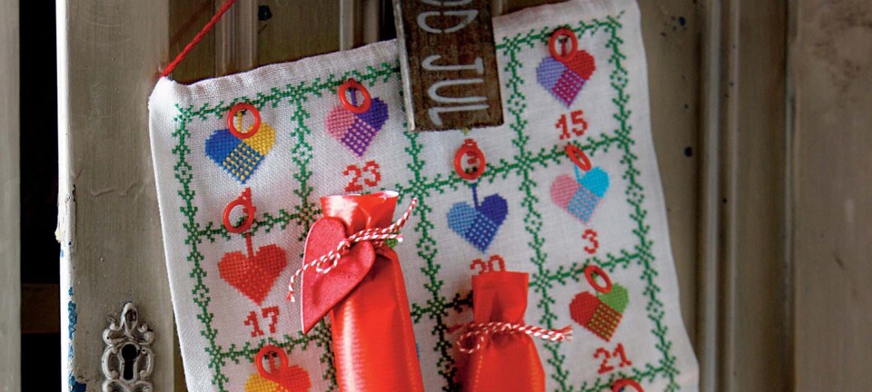 Sød pakkekalender med fine broderede julehjerter