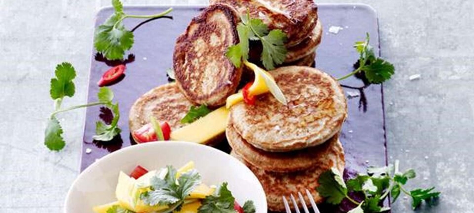 Speltpandekager med mango-tomatsalat med koriander og forårsløg