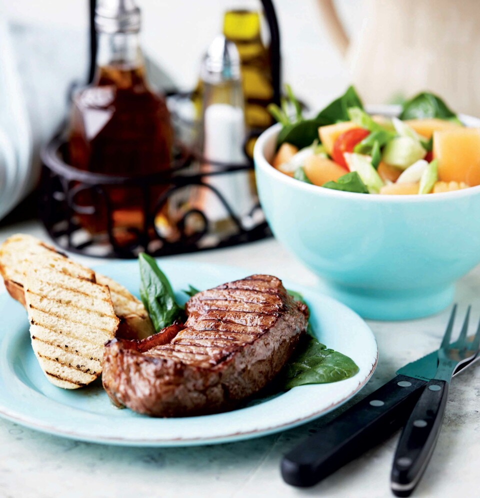 Grillbøffer med melonsalat