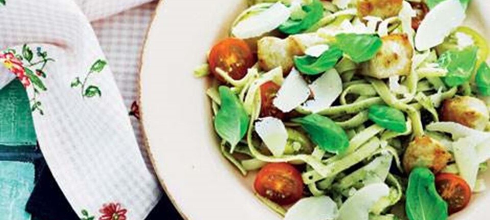 Pasta med kylling, pesto og tomater