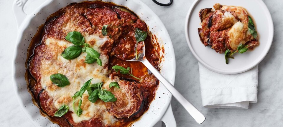 Bagt aubergine i tomatsauce: Melanzane a la Parmigiana