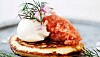 Blinis med stenbiderrogn, cremefraiche og rødløg