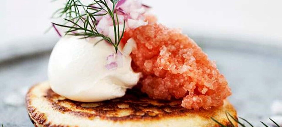 Blinis med stenbiderrogn, cremefraiche og rødløg