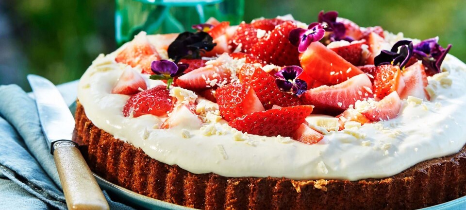 Nøddebund med bær og hvid chokocreme