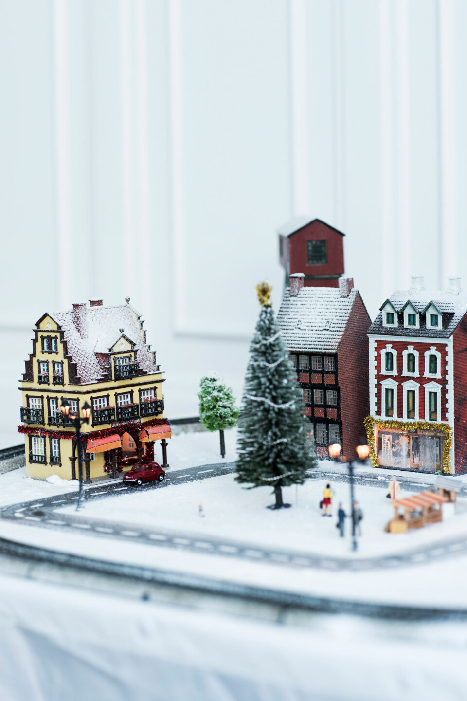 Der er lagt lys ind i husene og boret huller i pladen til gadebelysningen, så nisselandskabet lyser op i hele december.