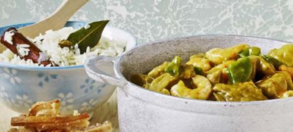 Svinekød og rejer med karrysovs, flæskesvær og krydret rispilaf