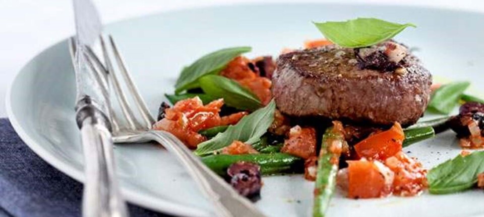 Kalvemørbrad med tomatkompot, bønner, citronskal og oliven