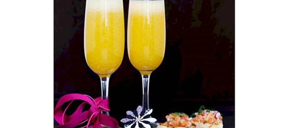 Velkomstdrink: Bellini og sprøde brød med lakse-tatar