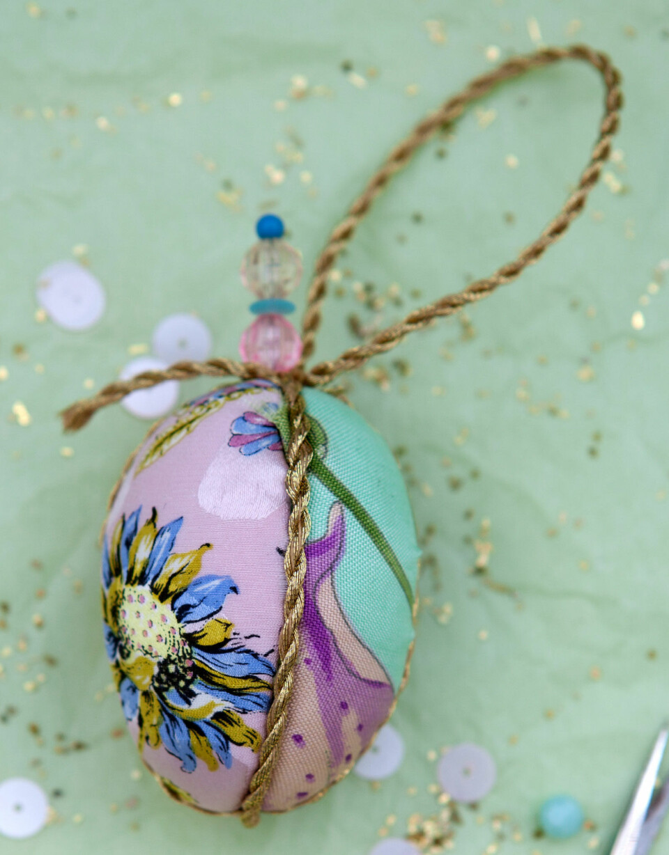 Patchwork påskeæg med stofrester