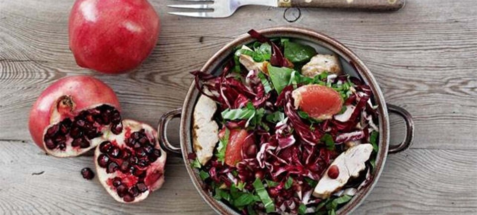 Kyllingesalat med granatæble, grape og basilikum