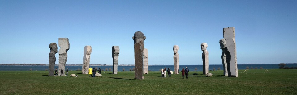 Nyd din medbragte frokost ved de store stenskulpturer, Dodekalitten, midt på en lollansk mark.