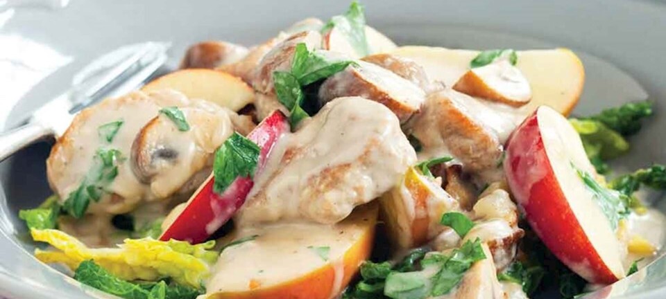Mørbradgryde med bacon, æbler og flødesovs