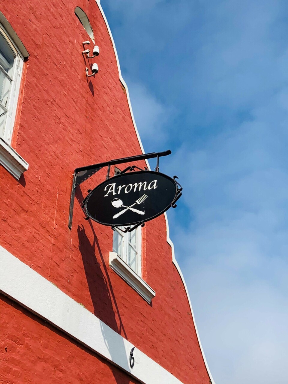 Prøv en økologisk hjemmebryg på den hyggelige italienske restaurant Aroma.