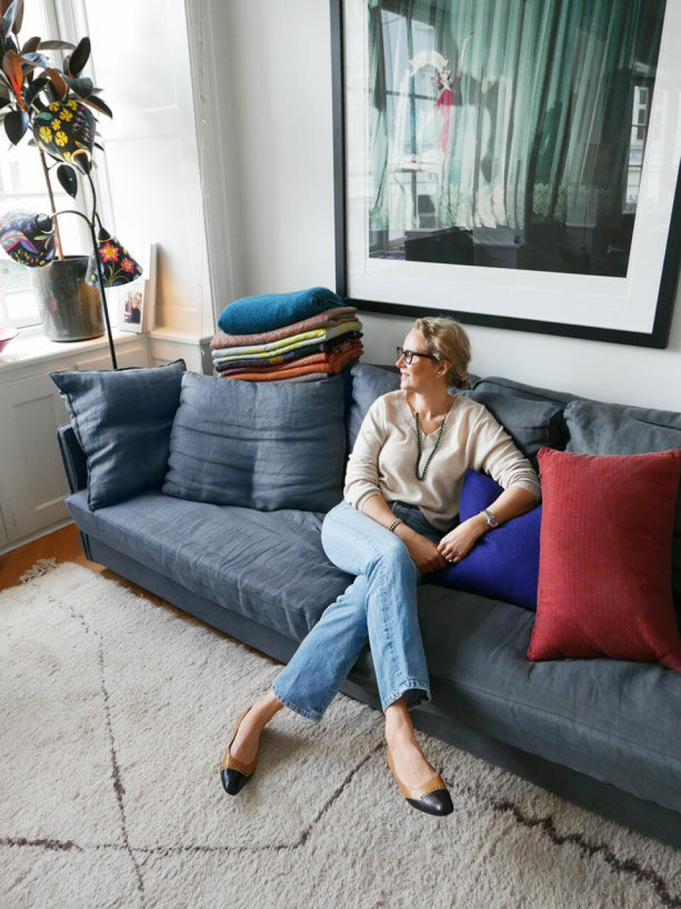 Lotte lever i sine secondhand Levi’s 501 og strik fra People’s Republic of Cashmere. Skoene er fra Chanel.