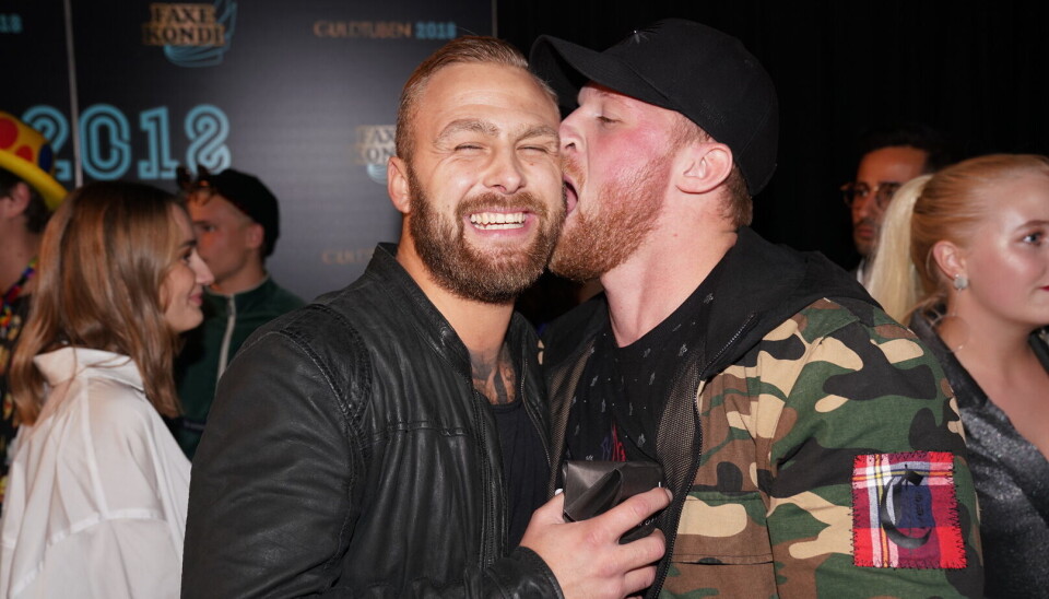 Philip og hans gode kammerat Lenny (også fra Paradise Hotel). Lenny er også med i podcasten, da de to har fået et tæt forhold til hinanden (Foto: Janus Nielsen)