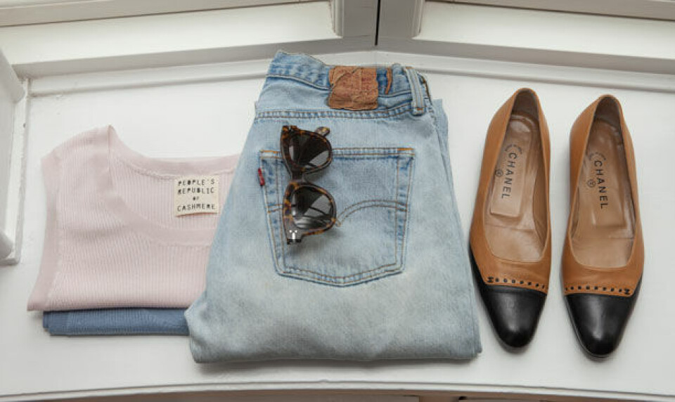 Toppe fra People’s Republic of Cashmere, jeans fra Levi’s, solbriller fra Celine og sko fra Chanel.